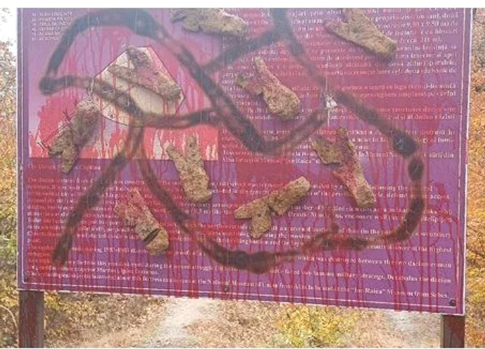 Ritual-n-stil-satanic-la-cetatea-UNESCO-de-la-Cplna-Artefacte-tiate-cu-flexul-i-lipite-de-panoul-de-informare-FOTO