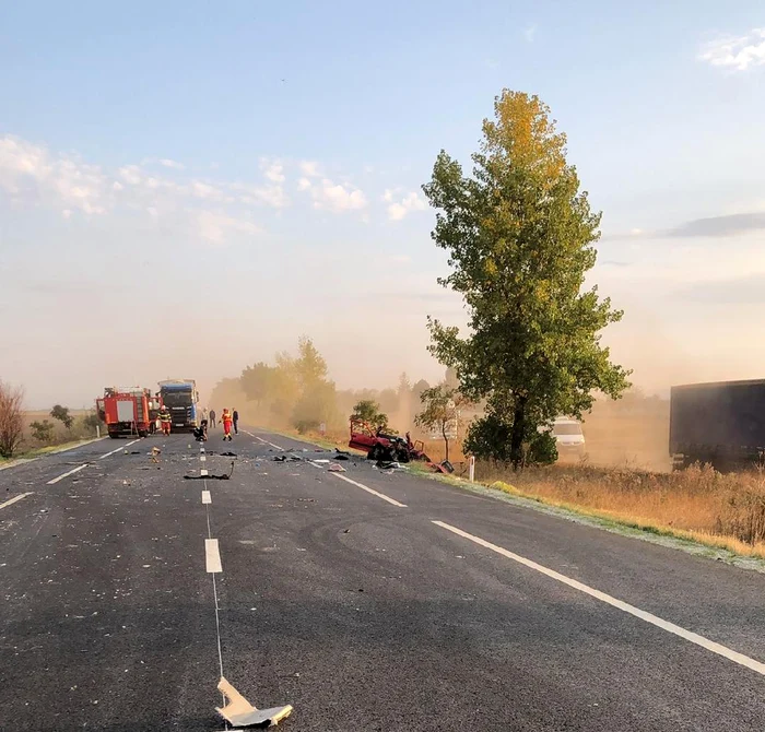 Trafic-blocat-pe-DN2-n-localitatea-Ciocrlia-din-cauza-unui-accident-soldat-cu-un-mort-i-doi-rnii-FOTO