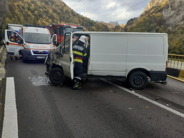 Trafic-blocat-total-pe-Valea-Oltului-n-urma-coliziunii-dintre-dou-TIR-uri-i-o-dub