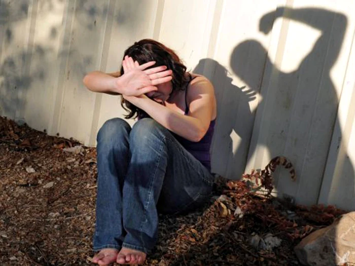 Trei-brbai-i-o-femeie-arestai-dup-ce-au-obligat-o-copil-s-se-prostitueze-i-au-distribuit-materiale-pornografice-cu-ea
