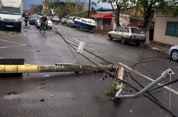 Vijelie-la-Constana-zeci-de-copaci-i-stlpi-de-electricitate-dobori-autoturisme-avariate