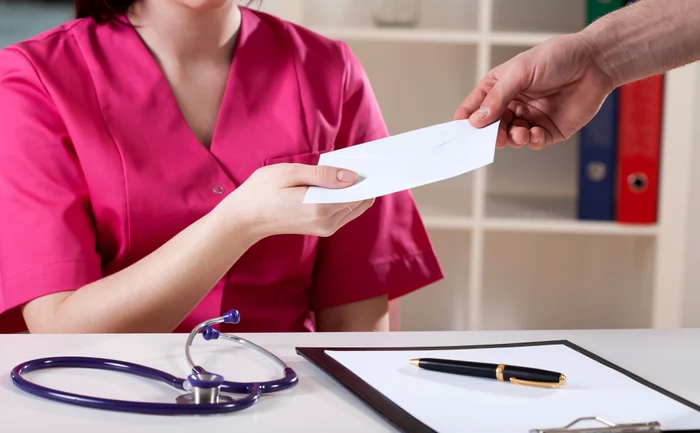 ef-de-secie-la-un-spital-din-Sibiu-acuzat-c-primea-bani-i-alimente-pentru-a-i-face-meseria-Este-sub-control-judiciar-pentru-luare-de-mit
