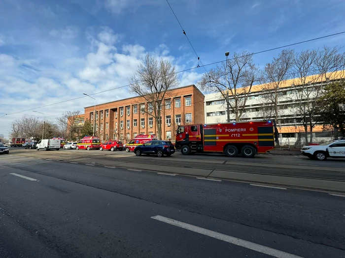 25-elevi-de-la-Colegiul-Tehnic-Dimitrie-Leonida-transportai-la-spital-dup-ce-un-copil-a-pulverizat-coninutul-unui-spray-paralizant-n-coal