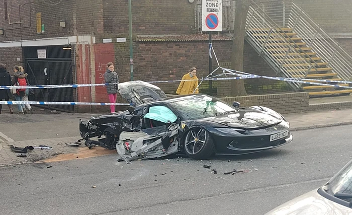 -A-fcut-praf-un-Ferrari-nou-nou-de-300000-de-euro-Cum-s-a-produs-accidentul-din-centrul-Londrei