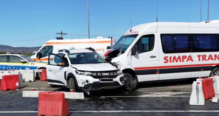 Accident-cu-opt-rnii-n-Vrancea-dup-coliziunea-dintre-un-microbuz-cu-pasageri-i-un-autoturism