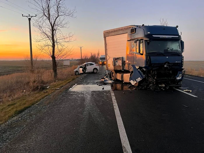 Accident-cumplit-pe-E85-soldat-cu-moartea-a-3-persoane-Victimele-se-aflau-ntr-un-autoturism-care-a-intrat-pe-contrasens