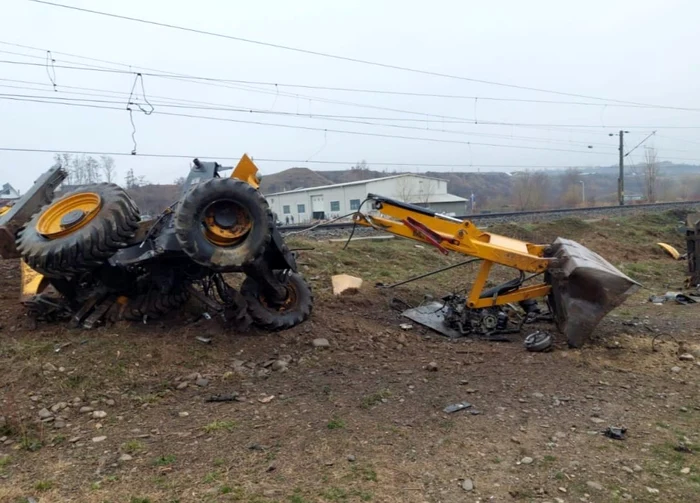 Accident-feroviar-grav-n-judeul-Bacu-Un-buldoexcavator-i-oferul-neatent-au-fost-spulberai-de-tren-FOTO