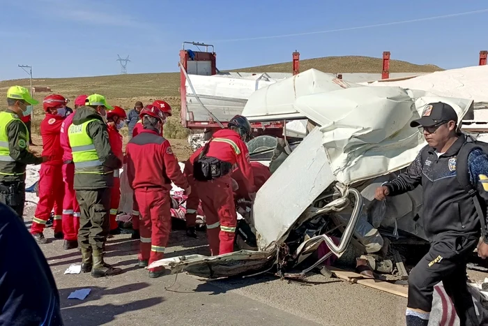 Accident-soldat-cu-14-mori-n-Bolivia-n-urma-ciocnirii-unui-camion-cu-un-autobuz