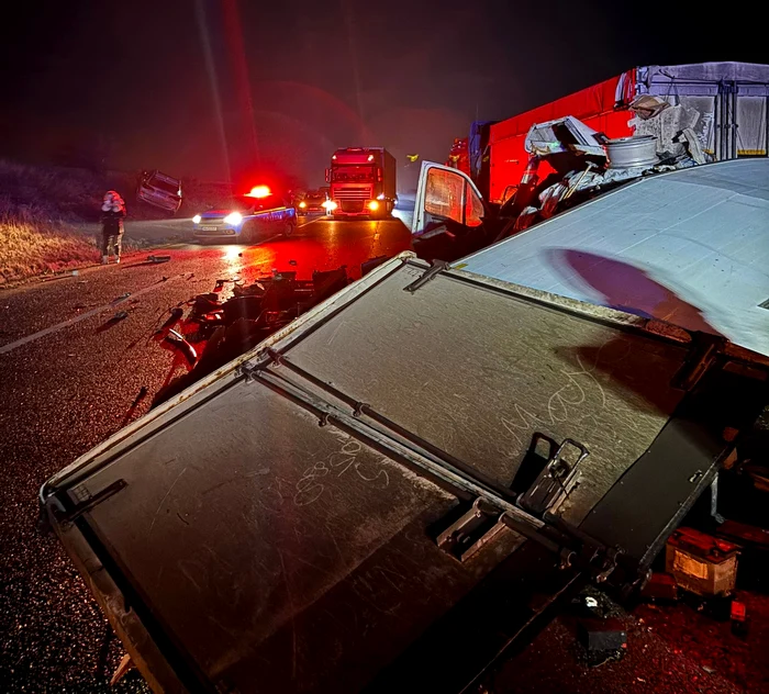 Adolescent-de-16-ani-mort-ntr-un-accident-cu-trei-autovehicule-pe-E85-Traficul-este-blocat-complet