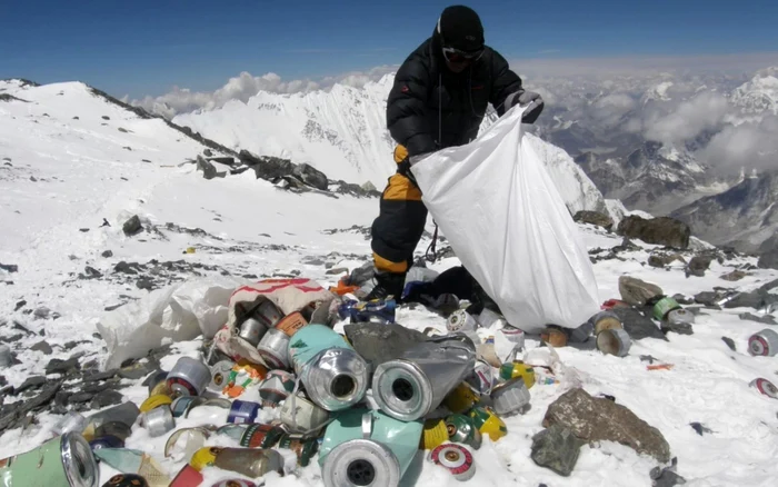 Alpinitii-de-pe-Muntele-Everest-obligai-s-i-transporte-fecalele-Munii-notri-au-nceput-s-put