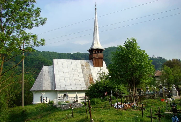 Biseric-de-lemn-din-Munii-Apuseni-veche-de-peste-250-de-ani-restaurat-cu-bani-din-timbrul-monumentelor-istorice