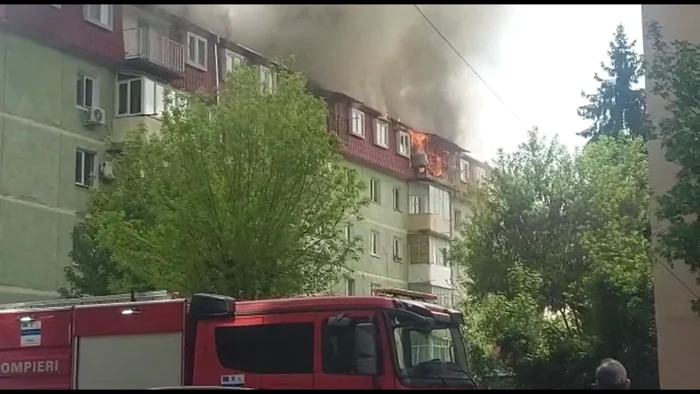 Bloc-evacuat-de-pompieri-din-cauza-unui-incendiu-pornit-de-la-o-lumnare-Oamenii-au-ieit-afar-n-pijamale