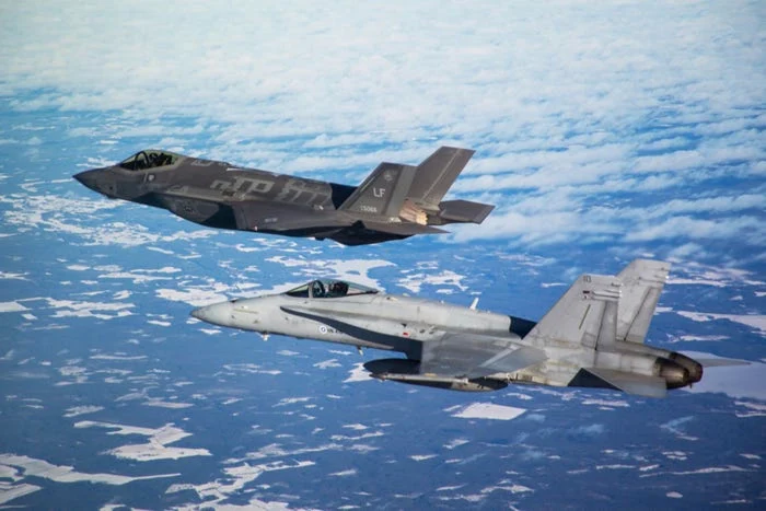 Bombardiere-B-2-ale-Forelor-Aeriene-SUA-i-avioane-F-35-britanice-misiune-invizibil-deasupra-Mrii-Nordului