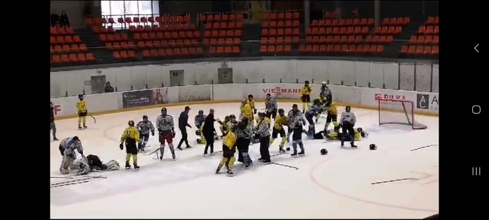 Btaie-general-la-un-meci-de-hochei-ntre-copii-Nici-la-meciurile-de-seniori-nu-se-vede-aa-ceva