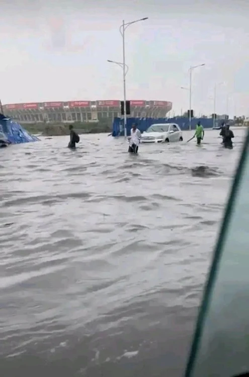 Cartierul-Ndanou-din-Kinshasa-a-ajuns-sub-ap-ca-urmare-a-cedrii-barajului-din-apropiere