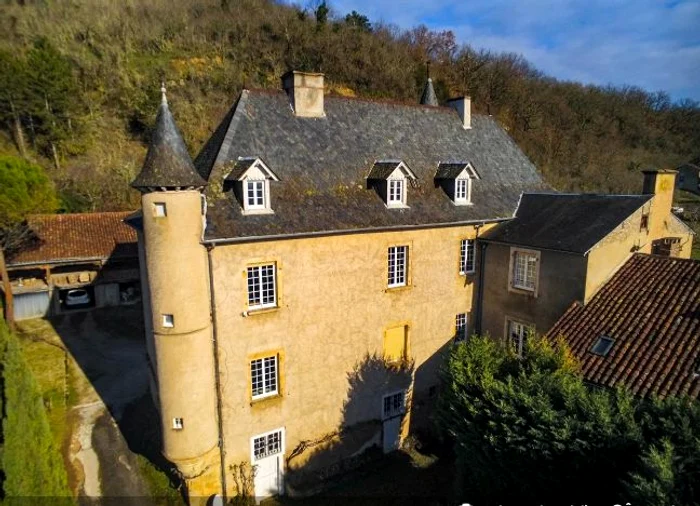 Cas-la-50-de-kilometri-de-Cluj-sau-un-splendid-castel-medieval-n-Frana-Diferena-mic-de-pre-dintre-cele-dou-