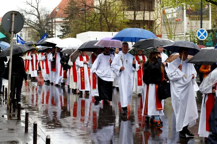 Catolicii-srbtoresc-duminic-Floriile-Procesiunea-de-pe-strzile-Capitalei-aduce-i-restricii-n-trafic