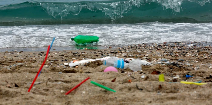 Cei-mai-mari-poluatori-cu-plastic-din-lume-dezvluii-de-un-studiu-Ce-companii-binecunoscute-otrvesc-planeta