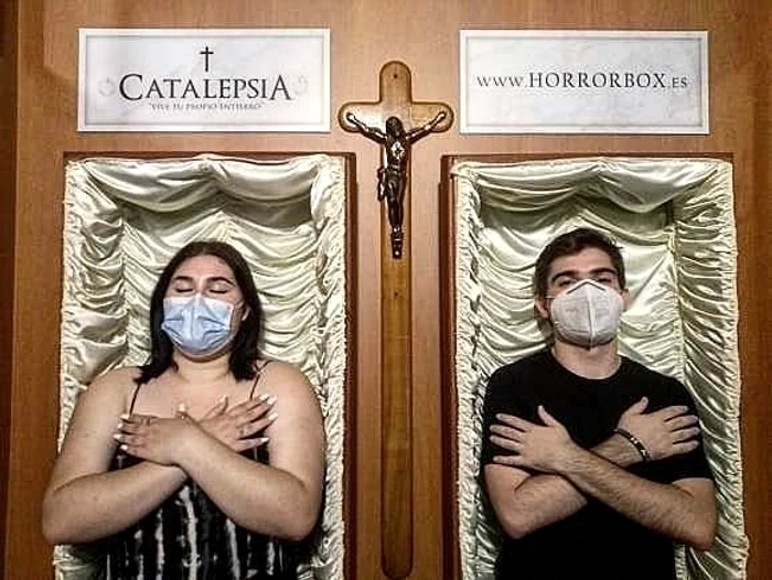 Cel-mai-mic-escape-room-din-lume-este-un-sicriu-Experiena-care-nu-le-este-recomandat-claustrofobilor