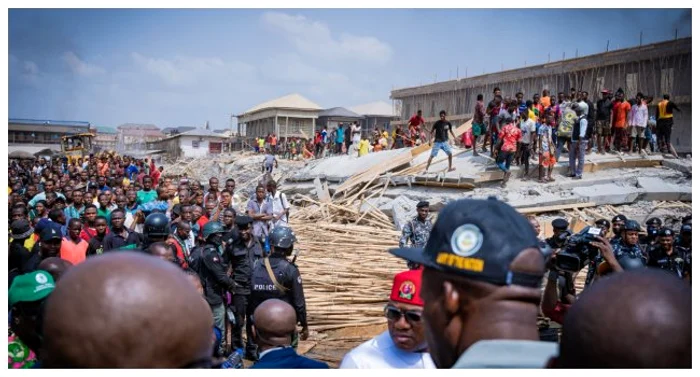 Cel-puin-ase-persoane-au-murit-n-urma-prbuirii-unui-centru-comercial-din-Nigeria