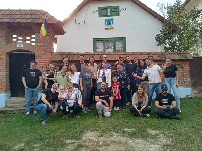 Concept-turistic-la-mare-cutare-Oaspeii-iau-masa-n-gospodria-unde-cnt-cocoul-pate-vaca-i-umbl-puii-n-jur-FOTO