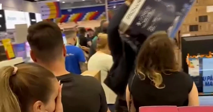 Cozi-ca-pe-vremea-lui-Ceauescu-sute-de-romni-au-ateptat-ore-n-ir-s-prind-reduceri-la-tigi-i-blendere