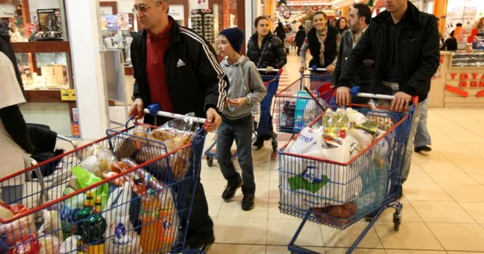 Cum-s-economiseti-bani-de-srbtori-i-s-supravieuieti-financiar-lunii-ianuarie-Oamenii-se-entuziasmeaz