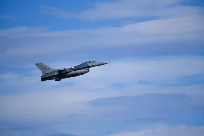 Cursa-piloilor-ucraineni-pentru-a-nva-s-zboare-cu-F-16-Este-un-cuit-elveian