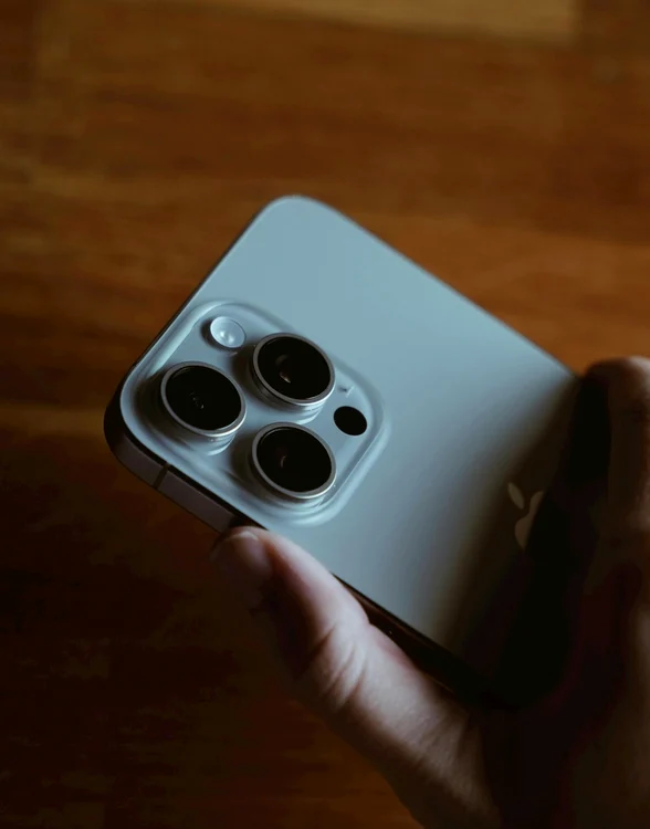 De-ce-este-iPhone-15-Pro-Max-fcut-din-titan
