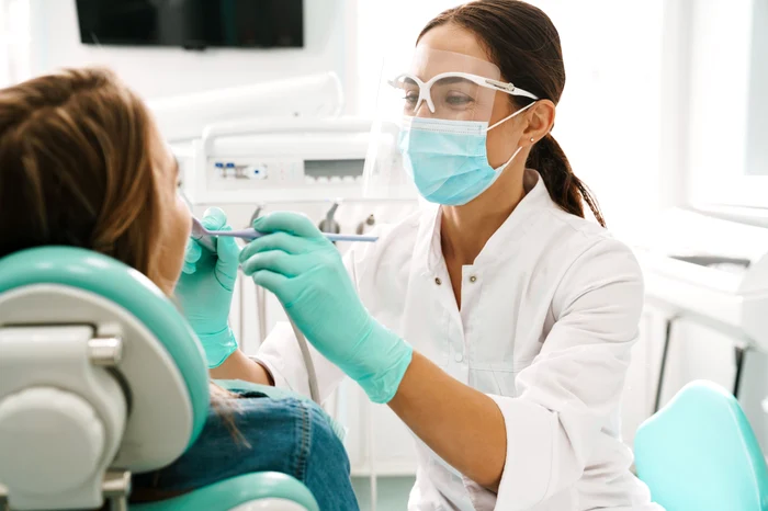 De-ce-fug-romnii-de-dentist-Frica-i-banii-principalele-motive-Totui-splatul-pe-dini-este-uor