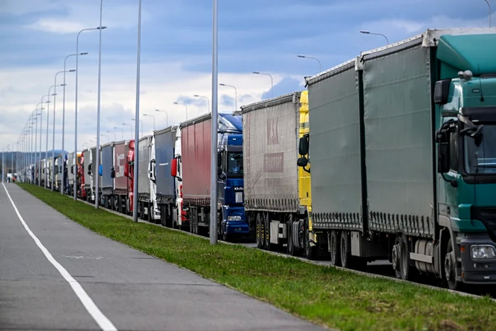 Doi-oferi-ucraineni-mori-la-grania-cu-Polonia-din-cauza-blocajului-camionagiilor-polonezi-care-le-interzic-accesul-peste-grani