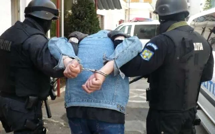 Doi-poliiti-locali-din-Vaslui-lovii-de-un-brbat-cnd-i-puneau-ctuele-Ci-ani-de-nchisoare-risc