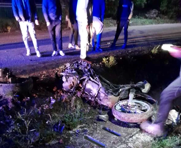 Doi-tineri-au-murit-la-Suceava-dup-ce-au-intrat-cu-motoscuterul-ntr-un-pode