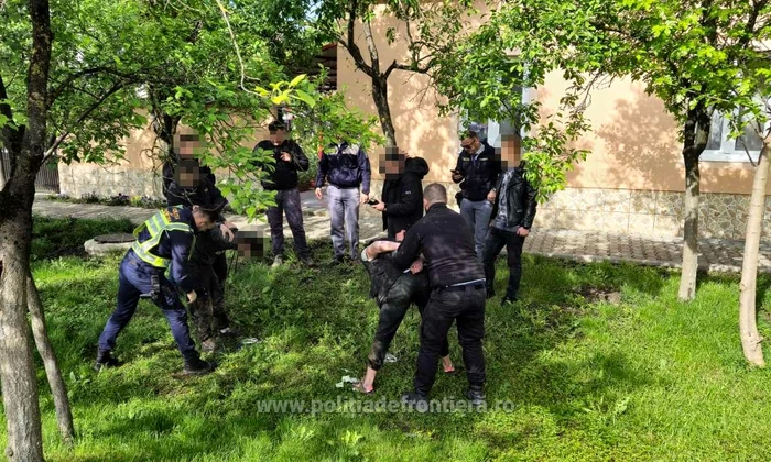 Dou-cluze-s-au-ascuns-n-podul-unei-case-urmrite-de-poliitii-de-frontier