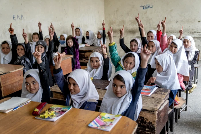 Elevele-afgane-termin-clasa-a-asea-n-lacrimi-Sub-dominaia-taliban-educaia-lor-s-a-ncheiat