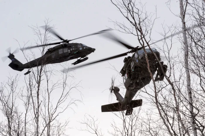 Elicopterele-de-atac-ale-armatei-americane-fac-curse-lungi--n-Arctica-Cu-ce-se-confrunt-piloii