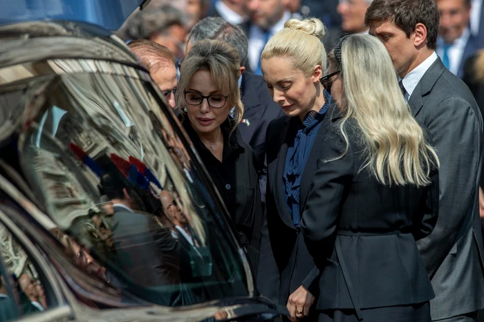 Familia-Berlusconi-taie-alocaiile-oferite-femeilor-care-au-participat-la-petrecerile-bunga-bunga-i-le-evacueaz-din-apartamentele-miliardarului