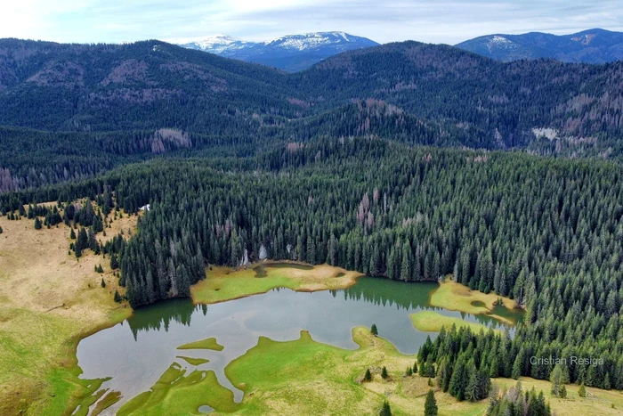 Fenomen-spectaculos-surprins-n-Munii-Apuseni-Splendoarea-unui-lac-temporar-format-n-Poiana-Ponor-FOTO