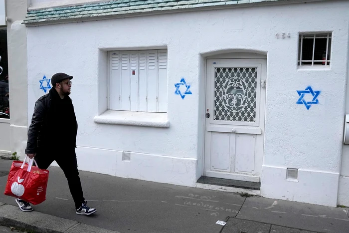 Frana-zguduit-de-antisemitism-Graffiti-cu-Steaua-lui-David-desenate-pe-cldiri-pariziene