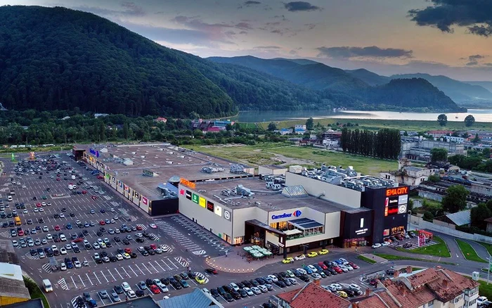 Gelozie-cu-urmri-penale-ntr-un-mall-Un-brbat-a-reacionat-violent-cnd-i-a-vzut-fosta-soie-cu-alt-brbat-