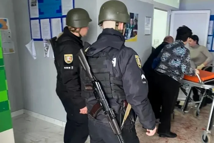Grenade-detonate-la-o-reuniune-municipal-din-Ucraina-Zeci-de-rnii-printre-care-ase-grav--Imagini-ocante