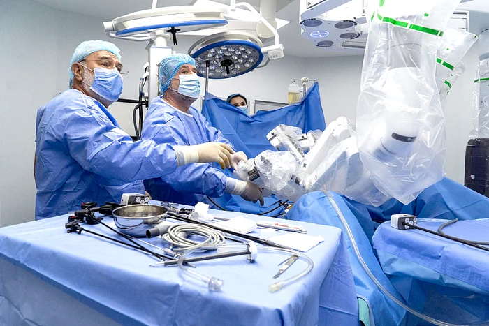 INTERVIU-Dr-Bogdan-Marian-eful-Seciei-de-Chirurgie-General-Spitalul-Clinic-SANADOR-Instrumentele-robotice-sunt-cea-mai-bun-cale-de-a-ajunge-n-acele-zone-greu-accesibile
