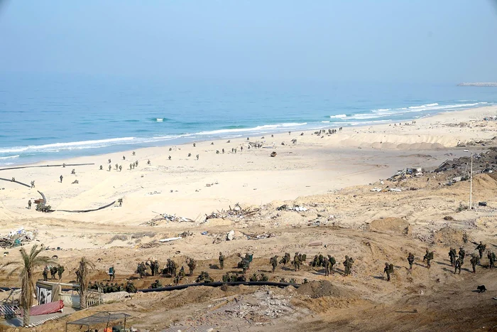 Imagini-cu-soldaii-israelieni-care-instaleaz-conducte-i-pompe-n-Gaza-pentru-a-inunda-tunelurile-Hamas