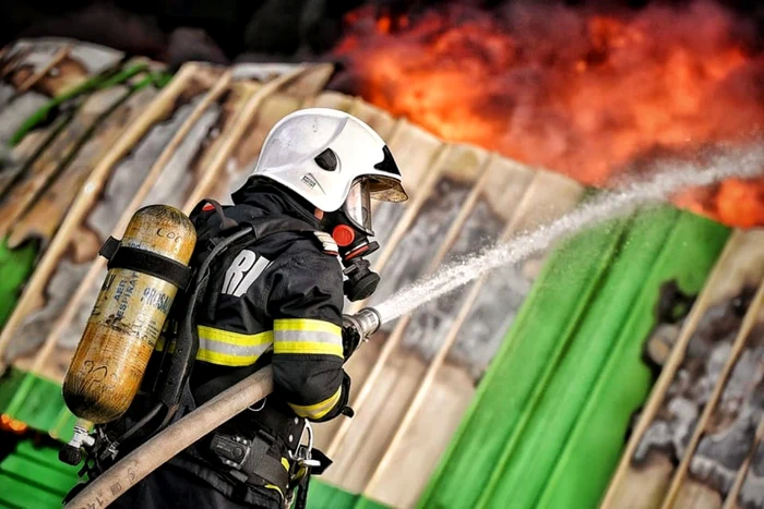 Incendiu-cu-mari-degajri-de-fum-lng-o-hal-din-Piteti-Pompierii-au-intervenit-cu-cinci-autospeciale