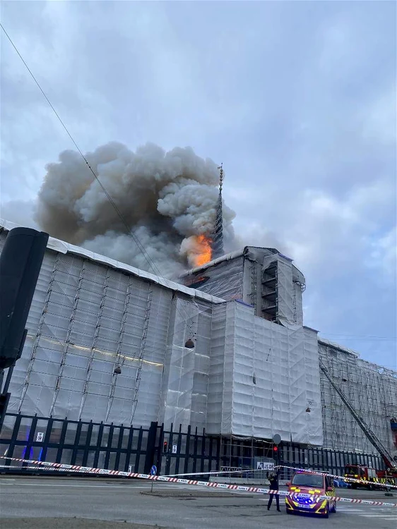 Incendiu-puternic-la-Copenhaga-vechea-turl-a-Bursei-de-Valori-se-prbuete