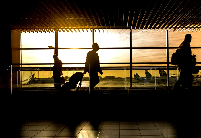 Incident-ocant-pe-Aeroportul-Otopeni-Un-brbat-i-a-tiat-venele-cu-o-lam-pe-care-o-ascunsese-n-gur