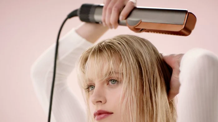 Inovaia-Dyson-Airstrait--aparatul-care-usuc-i-ndreapt-prul-simultan-fr-cldur-extrem