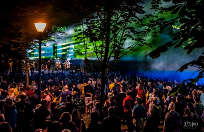 Jazz-in-the-Park-2024-Scott-Bradlees-Postmodern-Jukebox-rescrie-marile-hituri-muzicale-de-la-Lady-Gaga-la-Sinatra