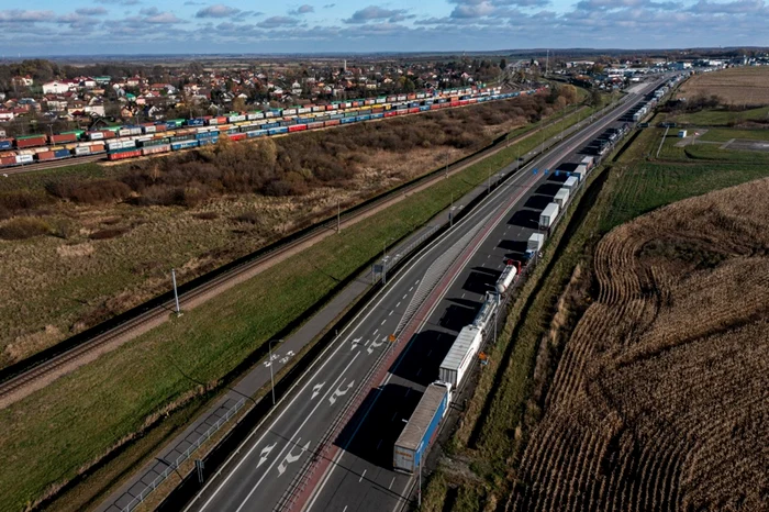 Kievul-va-ncerca-s-evacueze-camionagii-ucraineni-blocai-de-transportatorii-polonezi-