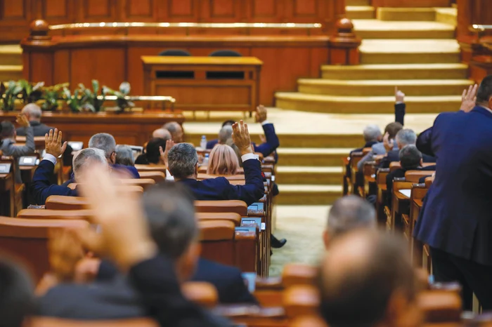 Legea-privind-organizarea-prezidenialelor-n-septembrie-adoptat-de-Parlament-Proiectul-atacat-la-CCR